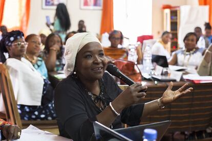 Ndeye Soukeyna Ndao, representante de AJS (Asociación de Juristas Senegalesas), expone su visión sobre el rol de mediadoras que tienen las mujeres africanas en la actualidad durante una intervención en los debates.