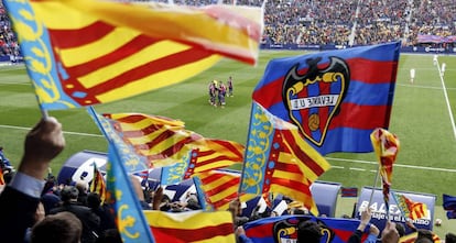 La afición del Levante celebra el primer gol de su equipo al Oviedo.