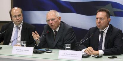 Schäuble (centro) y Sturnaras (derecha), el mes pasado en Atenas.