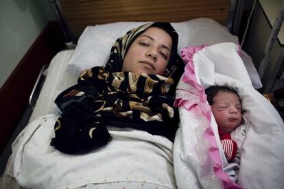 Raeda, de 33 años, se recupera en una cama del hospital Al Awda después de dar a luz a su primer hijo. Es una niña.