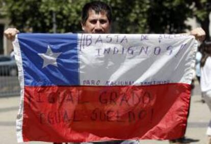 En las últimas semanas, los empleados públicos han realizado dos huelgas de 48 horas, exitosas según la Anef, que ha cifrado en más de un 90 % de los 400 mil funcionarios públicos del país, mientras el Ejecutivo ha sostenido que la adhesión no ha sobrepasado el 10 %. EFE/Archivo