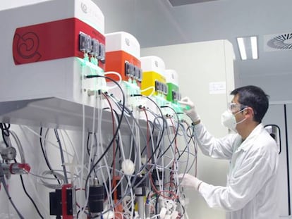 Técnico de Hipra trabajando con bioreactores.
 