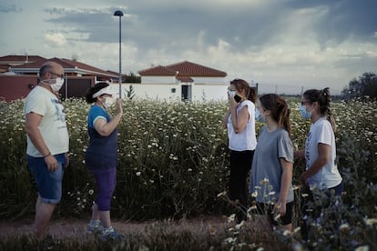 Encuentro de algunos amigos durante un paseo en Sevilla.