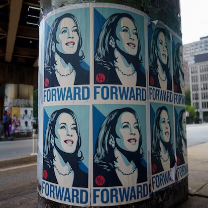 Chicago (United States), 16/08/2024.- Posters in support of US Vice President Kamala Harris ahead of the Democratic National Convention (DNC) at the United Center, Chicago, Illinois, USA, 16 August 2024. The Democratic National Convention is due to run from 19 August until 22 August 2024. (Elecciones) EFE/EPA/WILL OLIVER
