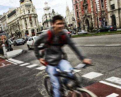 Un ciclista en el carril-bici de la calle de Alcalá.