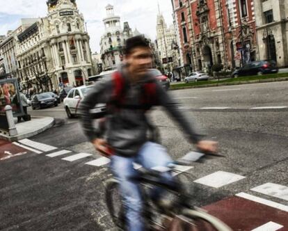 Un ciclista en el carril-bici de la calle de Alcal&aacute;. 