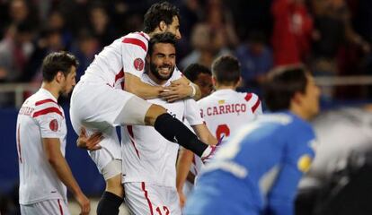 Pareja felicita al goleador Iborra. 