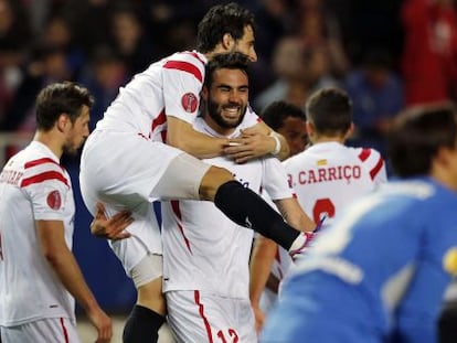 Pareja felicita al goleador Iborra. 