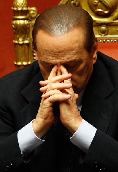 El primer ministro italiano, Silvio Berlusconi, gesticula durante el debate en el Senado.