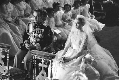 El príncipe Rainiero de Mónaco y la actriz estadounidense Grace Kelly, durante su ceremonia de boda en la Catedral de San Nicolás, Montecarlo, Mónaco, el 19 de abril de 1956. El vestido de Kelly fue diseñado por la diseñadora de vestuario Helen Rose.