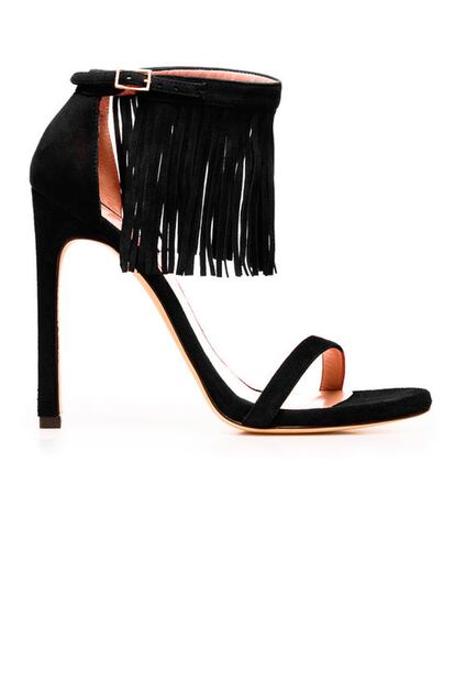 Stuart Weitzman se apunta a la tendencia de los flecos con estas sandalias que cuestan 425 euros.