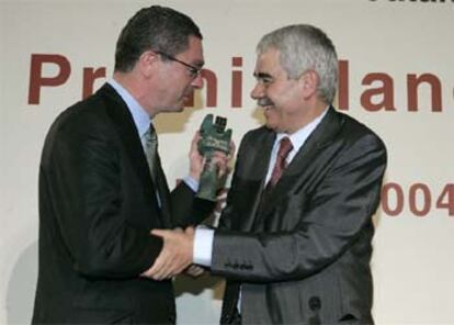 Alberto Ruiz-Gallardón, a la izquierda, recoge de manos de Pasqual Maragall el Premio Blanquerna, en Madrid.