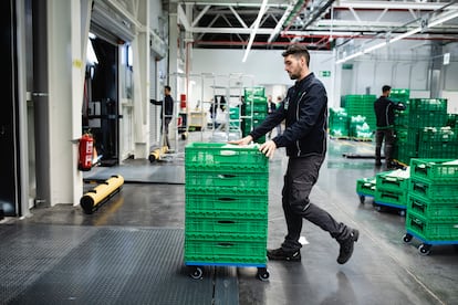 Trabajador de la plataforma del Higuerón Sur, donde se preparan los pedidos 'online'.