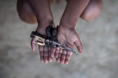 El niño Warish Shah, de 3 años, llegó a Bangladés en septiembre después de que su aldea fuera atacada, sostiene una navaja con la que juega en el campamento de refugiados de Thankhali en Cox’s Bazar. 