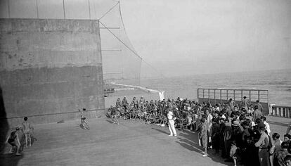 Un partit de pilota a la Barceloneta.