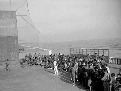 Un partit de pilota a la Barceloneta.