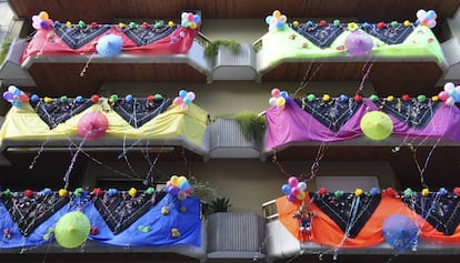 Balcons guarnits durant el Carnestoltes en un dels immobles del projecte 'Edificis positius', a Vilanova i la Geltrú.