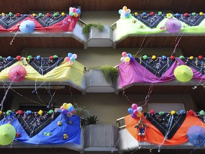 Balcons guarnits durant el Carnestoltes en un dels immobles del projecte 'Edificis positius', a Vilanova i la Geltrú.