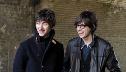 Alex Turner y Miles Kane, en 2008, durante la consolidación de su 'bromance'.