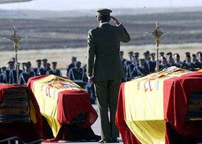 El Rey, en posición de saludo, durante el funeral por los militares muertos en la catástrofe aérea de Turquía celebrado ayer en la base de Torrejón.