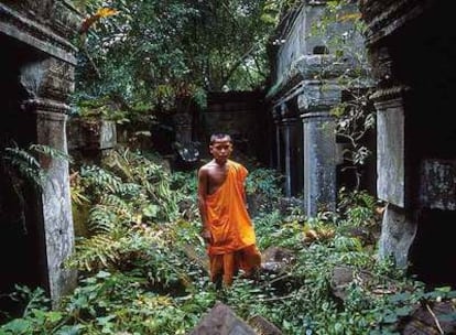 Entre el esplendo de los templos, el viajero puede encontrarse con monjes budistas, como éste, en Beng Mealea, cerca de Angkor.