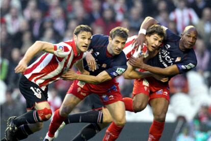 Carlos Gurpegi Y Fernando Llorente forcejean con Sebastián Eguren Y Grégory Arnolin