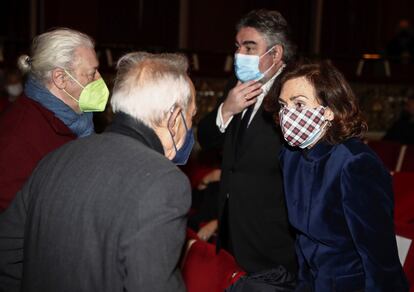 La vicepresidenta del Gobierno, Carmen Calvo (derecha, y el ministro de Cultura y Deporte, José Manuel Rodríguez Uribes (a su lado), conversan con los directores José Luis Gómez y Mario Gas durante el homenaje a Gerardo Vera en el teatro María Guerrero de Madrid.