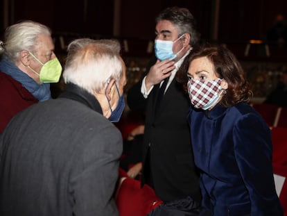 La vicepresidenta del Gobierno, Carmen Calvo (derecha, y el ministro de Cultura y Deporte, José Manuel Rodríguez Uribes (a su lado), conversan con los directores José Luis Gómez y Mario Gas durante el homenaje a Gerardo Vera en el teatro María Guerrero de Madrid.