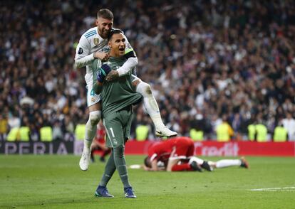 Keylor Navas y Sergio Ramos celebran al final del encuentro el pase a la final de la Champions del Real Madrid.