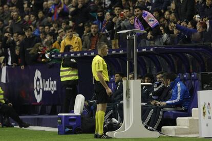 El árbitro Ignacio Iglesias Villanueva mira el monitor del VAR durante un partido de la Liga Santander.