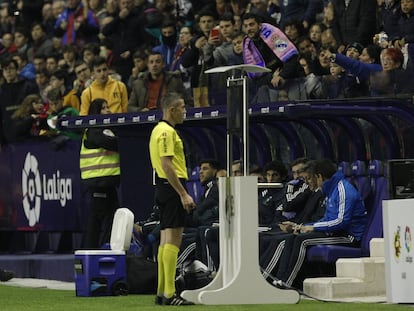 El árbitro Ignacio Iglesias Villanueva mira el monitor del VAR durante un partido de la Liga Santander.