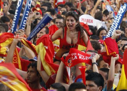 Los seguidores que se acercaron al Santiago Bérnabeu estallaron de alegría con el final del partido.