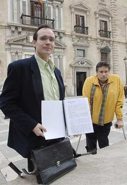 Agustín Torres y Alfredo Manuel Roldán, frente a la sede del TSJA.