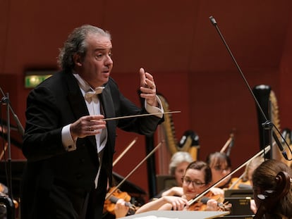 El director Juanjo Mena en 2023 en un concierto con la orquesta filarmónica de la BBC, en Las Palmas.