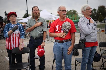 Asistentes a un mitin de Donald Trump en Des Moines (Iowa) el pasado nueve de octubre escuchan el himno estadounidense.