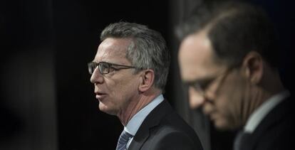 Los ministros alemanes del Interior, Thomas de Maizi&egrave;re, y de Justicia, Heiko Maas, en la presentaci&oacute;n en Berl&iacute;n de las nuevas medidas contra el terrorismo. 