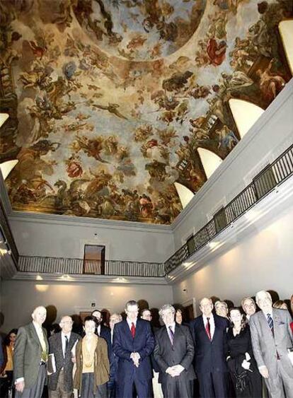César Antonio Molina, Alberto Ruiz-Gallardón y otras personalidades observan el interior del palacio.