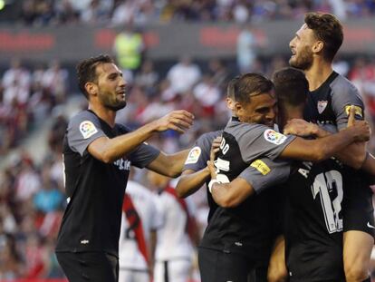 Los jugadores del Sevilla felicitan a André Silva tras su primer gol.