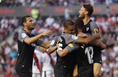 Los jugadores del Sevilla felicitan a André Silva tras su primer gol.