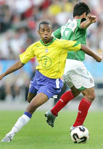 Carlos Alberto Parreira, entrenador de Brasil, decía en enero de 2005 a EL PAÍS: "Robinho es un talento inigualable y creo que hay que traerlo a Europa. La verdad es que tiene un talento como no he visto en ningún jugador y esta temporada ha mejorado: ha hecho más goles en el área. Hay que tener coraje, traerlo y ponerlo a jugar. Y hay que darle tiempo, seis meses, no sé...".