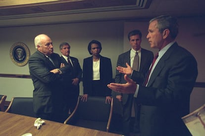 George Bush fala com o vice-presidente Dick Cheney na sala de emergências presidencial.