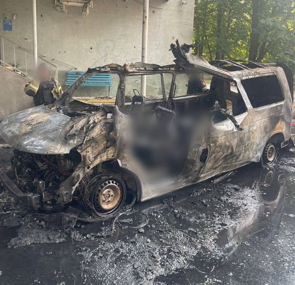 Furgoneta del Hospital Municipal de Jersón destruida tras recibir el impacto de un dron ruso, el 2 de junio.