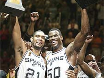 Tim Duncan (a la izquierda) y David Robinson, las imágenes del triunfo.