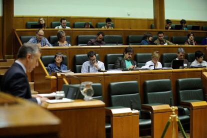 Los parlamentarios de EH Bildu escuchan a Urkullu en el pleno de la Cámara.