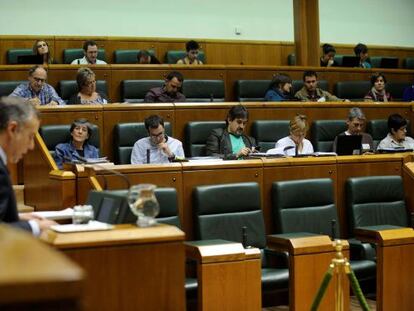 Los parlamentarios de EH Bildu escuchan a Urkullu en el pleno de la Cámara.