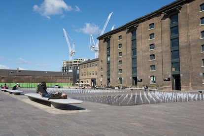 Granary Square, ubicado en Kings Cross (Londres). Pese a ser de propiedad privada, es también uno de los espacios públicos más grandes de Europa donde los ciudadanos pueden sentarse o disfrutar de las fuentes en verano.