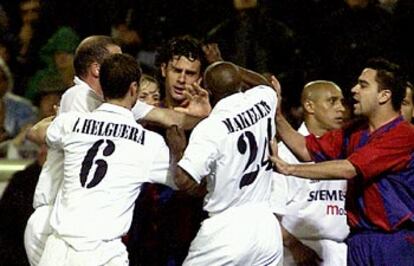Makelele tira del pelo a Motta en la tangana entre jugadores del Madrid y el Barça en el partido del sábado.