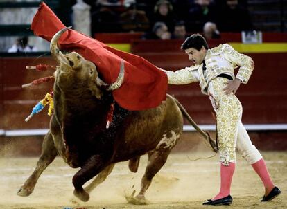 Pablo Aguado, en un pase de pecho a su segundo toro.