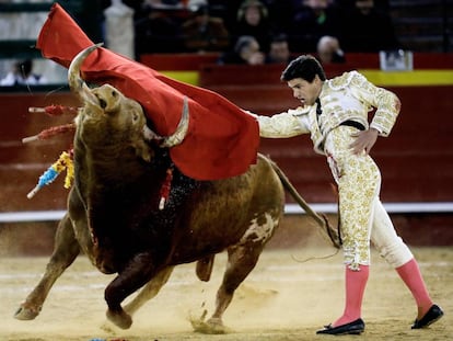 Pablo Aguado, en un pase de pecho a su segundo toro.