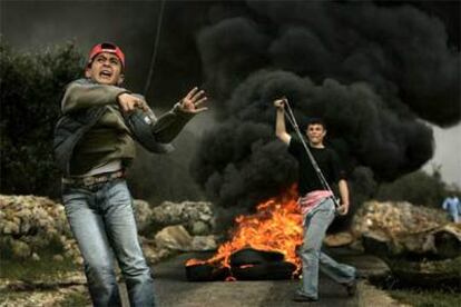 Niños palestinos apedrean a la policía israelí de fronteras para protestar contra la construcción del muro en Billin, cerca de Ramala, el pasado mes de abril.